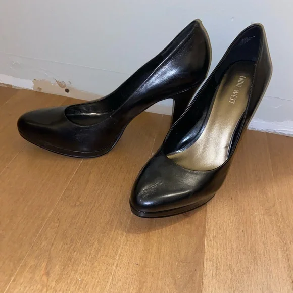 Simple Black Pumps - Picture 2 of 3